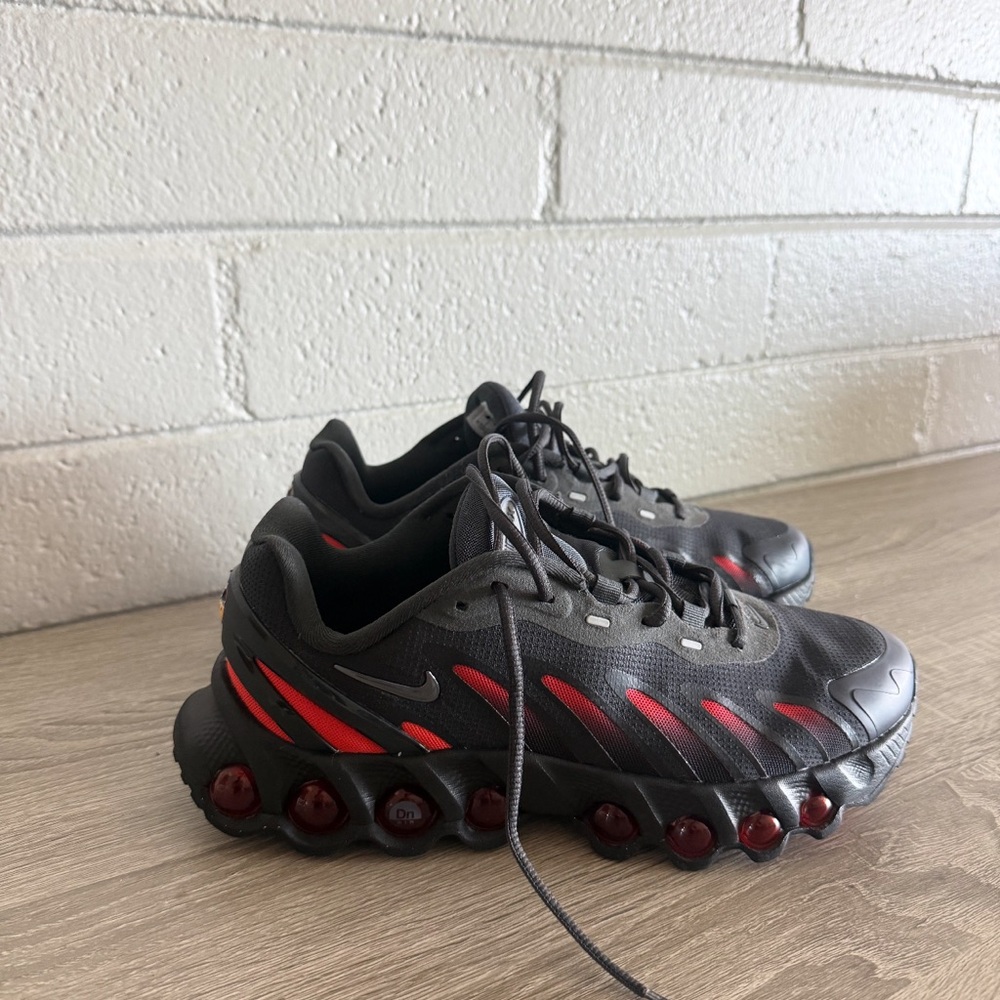 Nike Men’s Black Sneakers with Red Accents